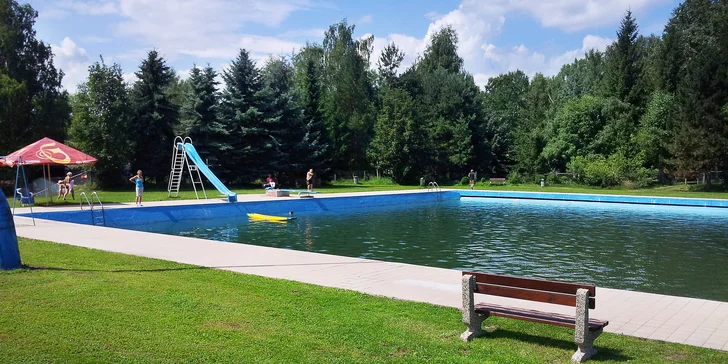 Na koupaliště máte neomezený vstup.  Chatičky se společným sociálním zařízením, bez kuchyňky jsou ideální pro nenáročné klienty. 