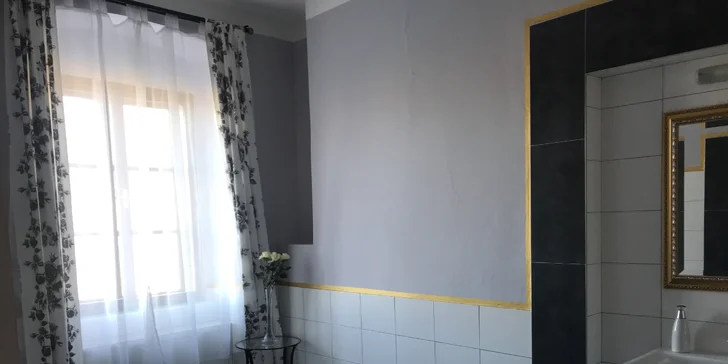 Na výběr je také apartmá s vířivou vanou na pokoji.