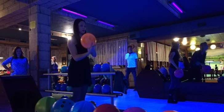 Zábava pro partu až 8 osob: bowling, kola pizzy i palba na laserové střelnici