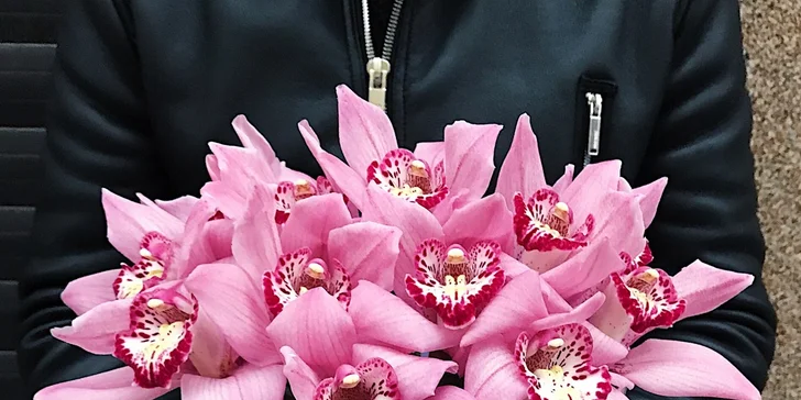 Udělejte radost květinou a darujte flower box s čerstvými květy orchidejí