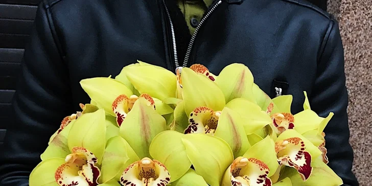 Udělejte radost květinou a darujte flower box s čerstvými květy orchidejí