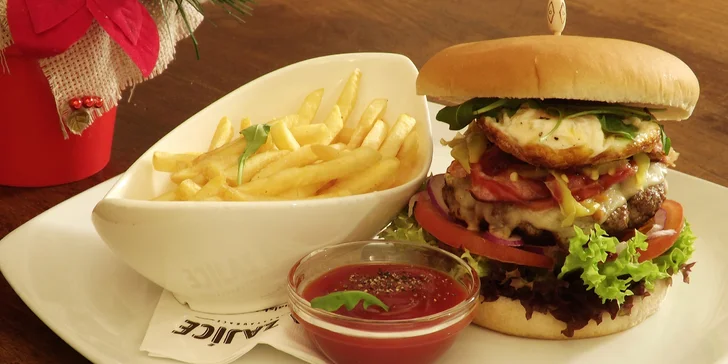 Burger, hranolky a pivní degustační set od Kynšperského pivovaru