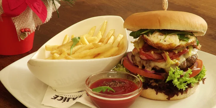 Burger, hranolky a pivní degustační set od Kynšperského pivovaru