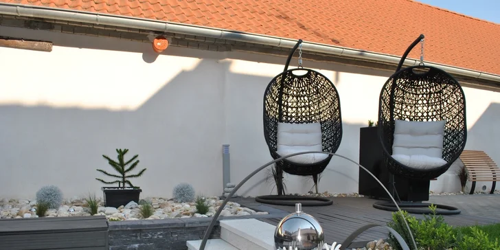 Dokonalou relaxaci si vychutnáte třeba ve venkovní vířivce nebo v houpacích křeslech. 