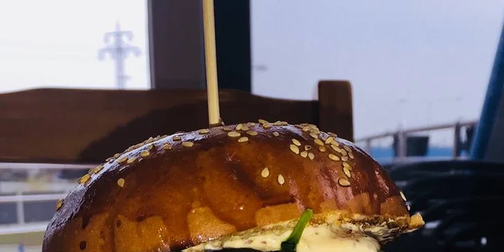 Delikátní burger menu s porcí hranolek a salátem Coleslaw