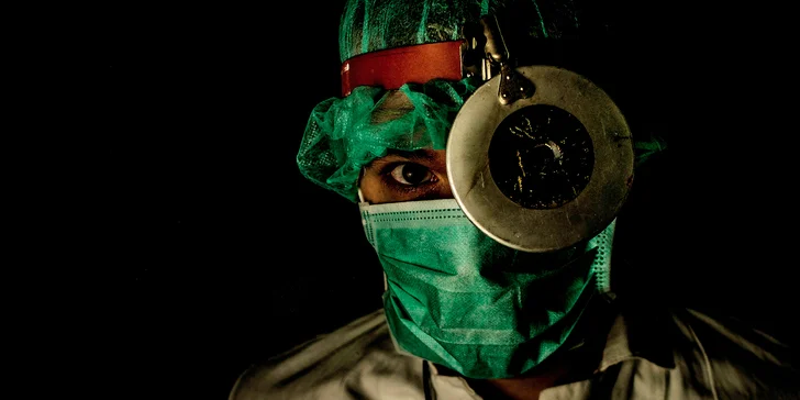 Úniková hra Dr. Anděl pro 2–5 hráčů: dostaňte se ze spárů šíleného doktora