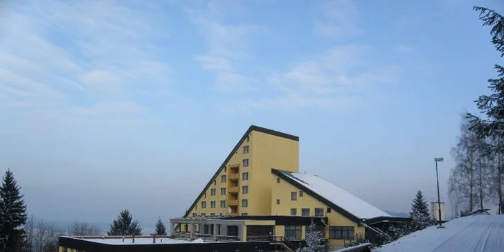 Zima nebo jaro na Valašsku: pohodové výlety, polopenze, bazén i masáž