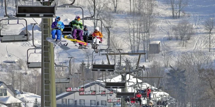 Na lyže s celou rodinou: celodenní permanentky do Skiareálu Vrchlabí–Kebrlák
