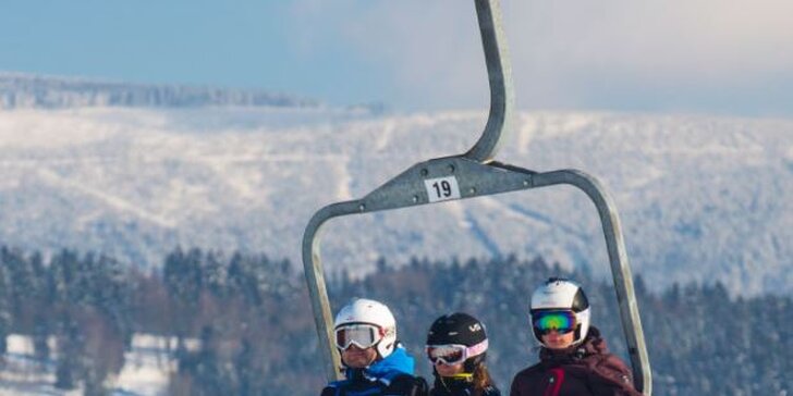 Na lyže s celou rodinou: celodenní permanentky do Skiareálu Vrchlabí–Kebrlák