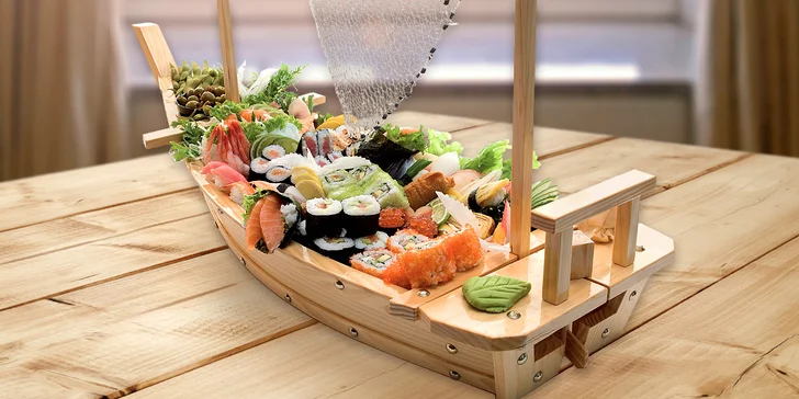 Sushi menu nebo sushi loď i s vínem: oběd pro 2 či hostina až pro 5 osob