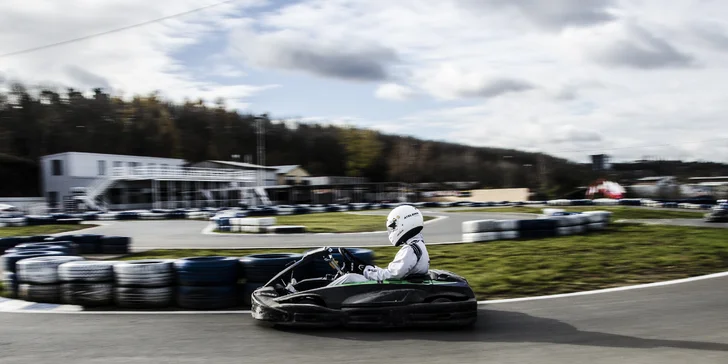 Jízdy v motokáře na jediné venkovní trati v Praze - na suchu, sněhu i vodě