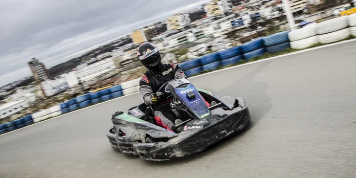 Jízdy v motokáře na jediné venkovní trati v Praze - na suchu, sněhu i vodě