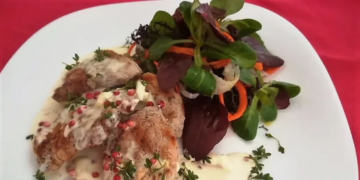 Jde se na maso: panenka s omáčkou z růžového pepře nebo hovězí rump steak