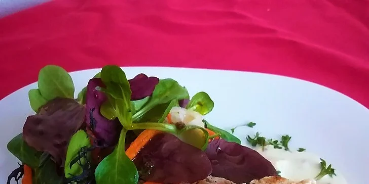 Jde se na maso: panenka s omáčkou z růžového pepře nebo hovězí rump steak