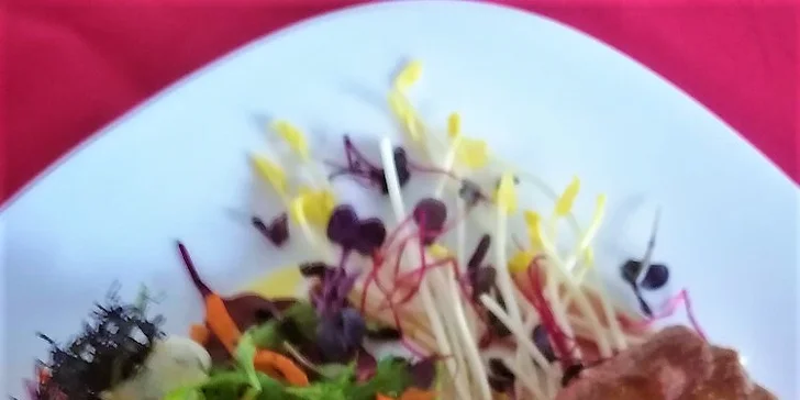 Jde se na maso: panenka s omáčkou z růžového pepře nebo hovězí rump steak