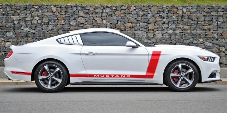 Zasednete do upraveného Fordu Mustang a necháte zaburácet sílu 340 koní. 