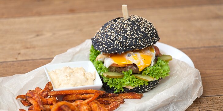 Exkluzivní burger se 170g kozím masem, batátovými hranolky a česnekovým dipem