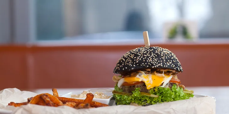 Exkluzivní burger se 170g kozím masem, batátovými hranolky a česnekovým dipem