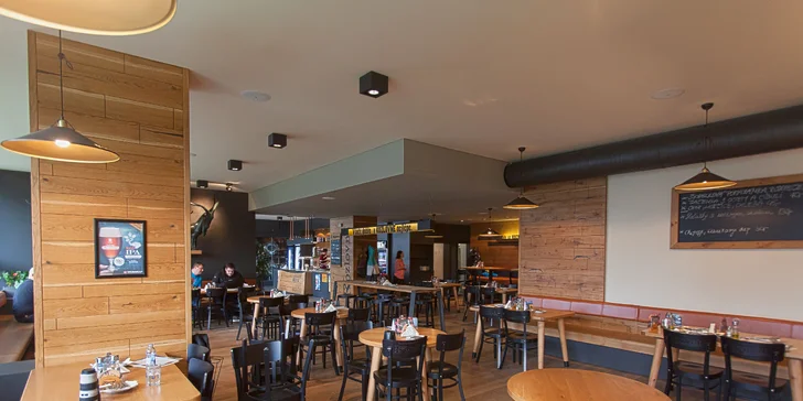 Exkluzivní burger se 170g kozím masem, batátovými hranolky a česnekovým dipem