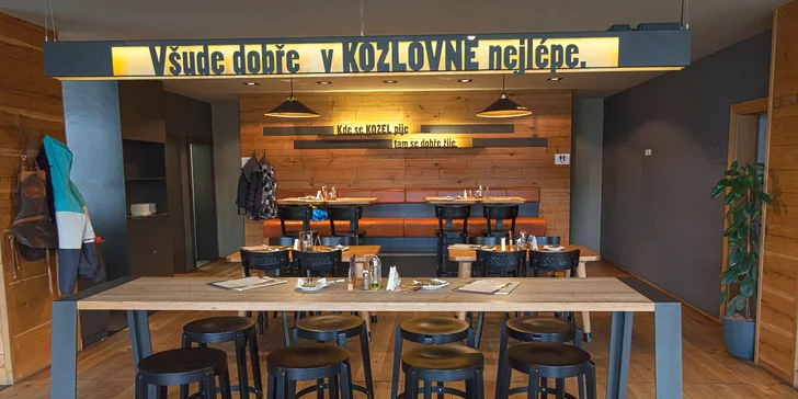 Exkluzivní burger se 170g kozím masem, batátovými hranolky a česnekovým dipem
