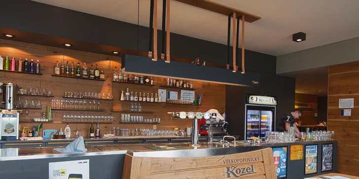Exkluzivní burger se 170g kozím masem, batátovými hranolky a česnekovým dipem