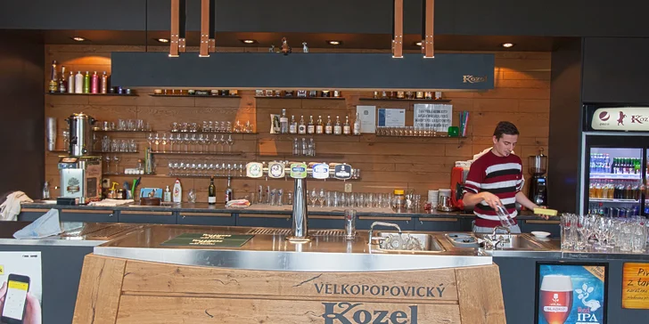 Exkluzivní burger se 170g kozím masem, batátovými hranolky a česnekovým dipem