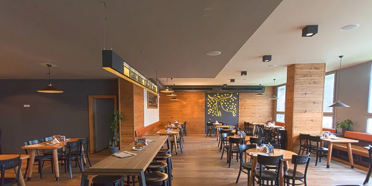 Exkluzivní burger se 170g kozím masem, batátovými hranolky a česnekovým dipem