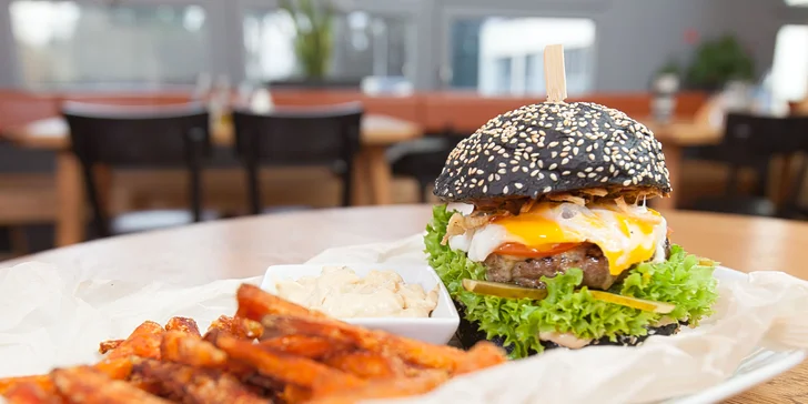 Exkluzivní burger se 170g kozím masem, batátovými hranolky a česnekovým dipem