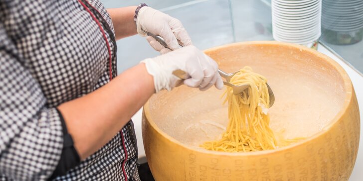 Domácí špagety připravované v bochníku 2letého parmezánu s sebou