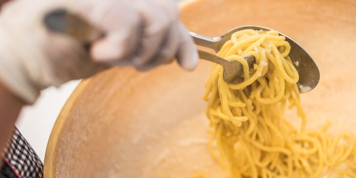 Domácí špagety připravované v bochníku 2letého parmezánu s sebou