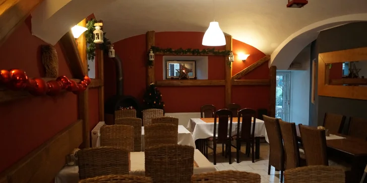 Kuřecí, vepřový či hovězí steak s omáčkou a přílohou nebo rybí menu