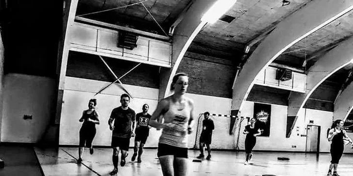 Dejte si do těla na bootcamp tréninku: skupinové venkovní cvičení