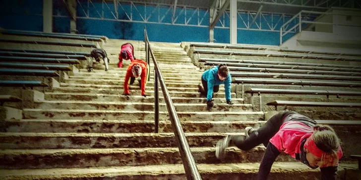 Dejte si do těla na bootcamp tréninku: skupinové venkovní cvičení pro lepší den