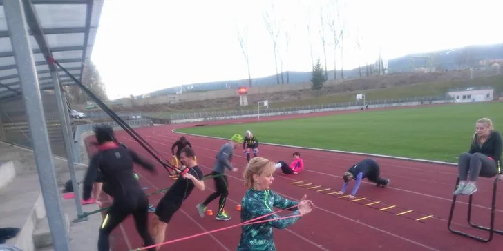 Dejte si do těla na bootcamp tréninku: skupinové venkovní cvičení