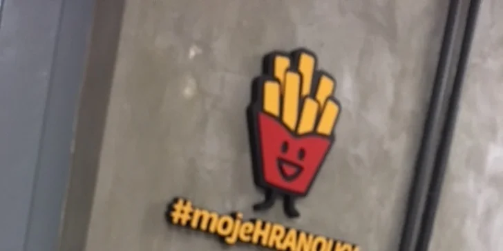Belgické hranolky s vychytanou omáčkou a posypkou + bezedný nápoj