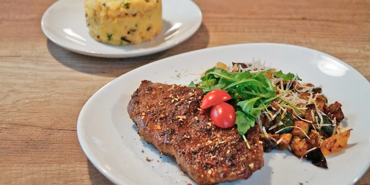 Kuřecí, vepřový či hovězí steak s omáčkou a přílohou nebo rybí menu