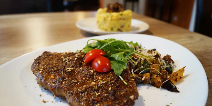 Kuřecí, vepřový či hovězí steak s omáčkou a přílohou nebo rybí menu