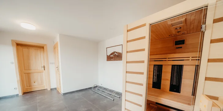 V přízemí roubenky se nachází wellness místnost s infrasaunou.