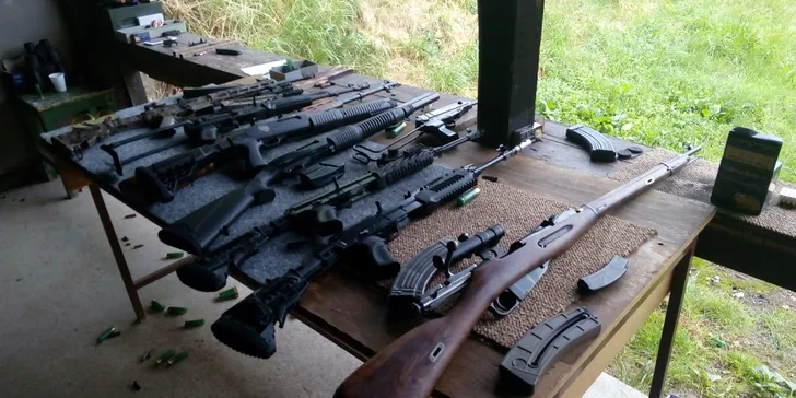 Čeká vás střelba z pistolí, pušek, revolverů, Kalašnikova, ze Škorpiona, z legendárního Mosina a dalších zajímavých zbraní. 