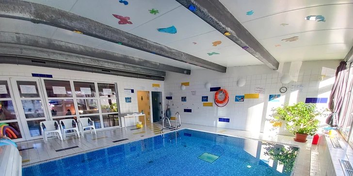 Bazén má hloubku 120 cm a voda se čistí chlorem i UV zářením. 