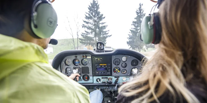 Poletíte českým letadlem Zlín 43, ve kterém můžete letět jen vy a pilot, nebo si s sebou můžete vzít až 2 další kamarády jako doprovod. 