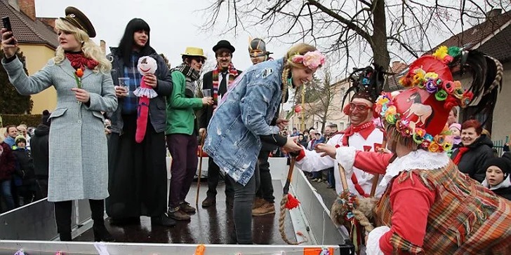 Čerstvou patronkou Milevských maškar i jedinečného Muzea milevských maškar je česká zpěvačka a moderátorka pořadů pro děti Anna Julie Slováčková.