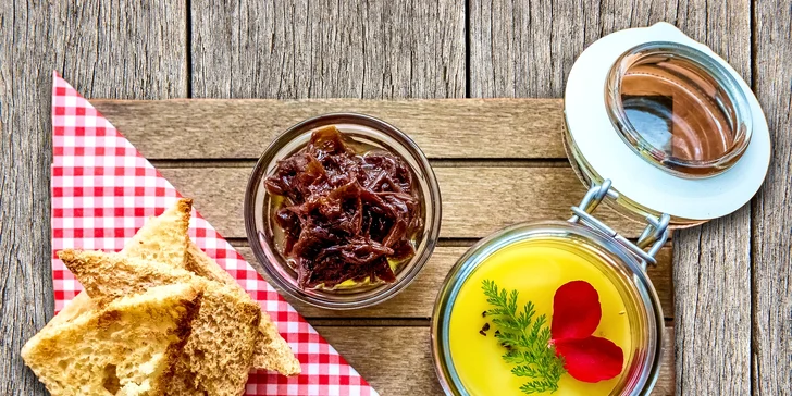 Kachní paštika s portským vínem, cibulové chutney, melba toust