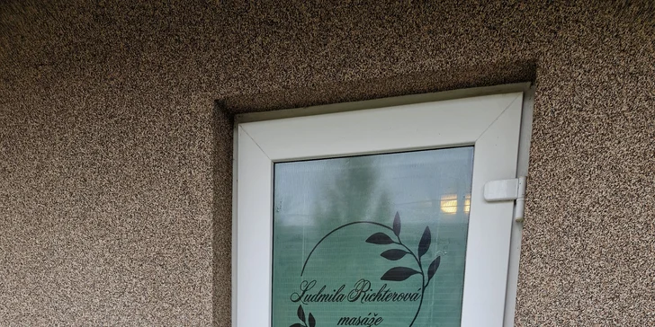 Salón se nachází 2 minuty chůze od zastávky Šipši, Jana Zajíce.