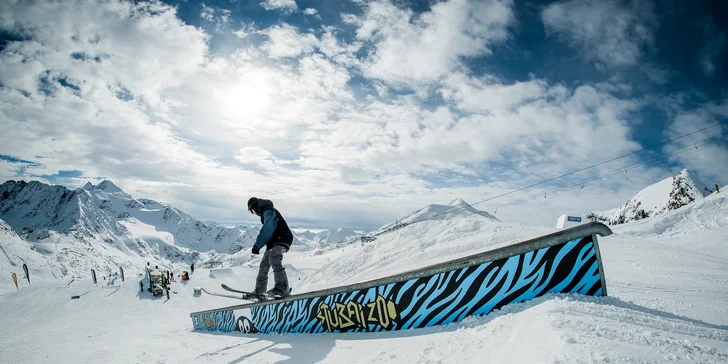 Snowboardisté se mohou těšit na snowpark DC Stubai ZOO s U-rampou v horní části ledovce u stanice lanovky Gamsgarten. (Copyright Stubai Gletscher)


