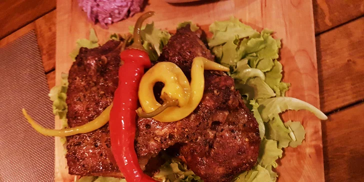 Ve wellness je bar a stůl, kde vám vše naservírují. 