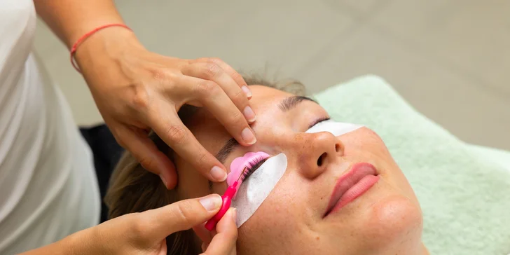 Lash lift nespôsobuje alergické reakcie a neoslabuje riasy