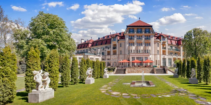 Hotel Thermia Palace sa nachádza na Kúpeľnom ostrove a je priamo prepojený s Kúpeľami Irma.