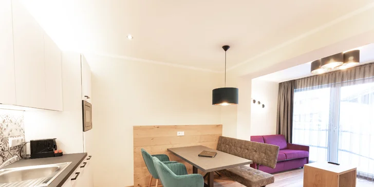 K izbe aj apartmánu patrí balkón.