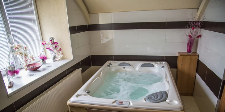 Uvnitř hotelu se ukrývá wellness s vířivkou a saunou – některé balíčky již mají v ceně privátní relax. 